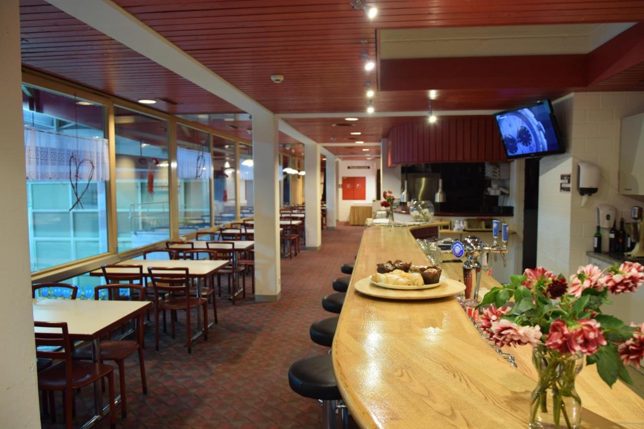 Mit Restaurant & Sportarena *